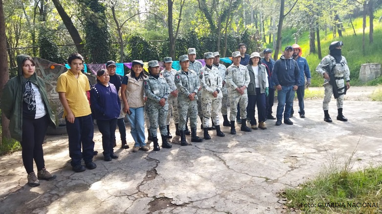 grupo de personas posando para foto con la guardia nacional en el parque nacional los remedios