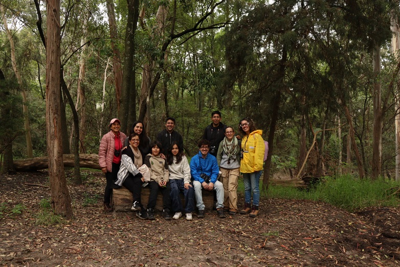 grupo de personas posando para foto después de disfrutar del avistamiento de aves dentro del parque nacional los remedios