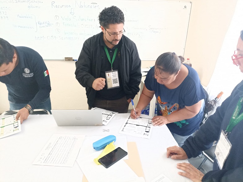 participantes del curso firmando papeles