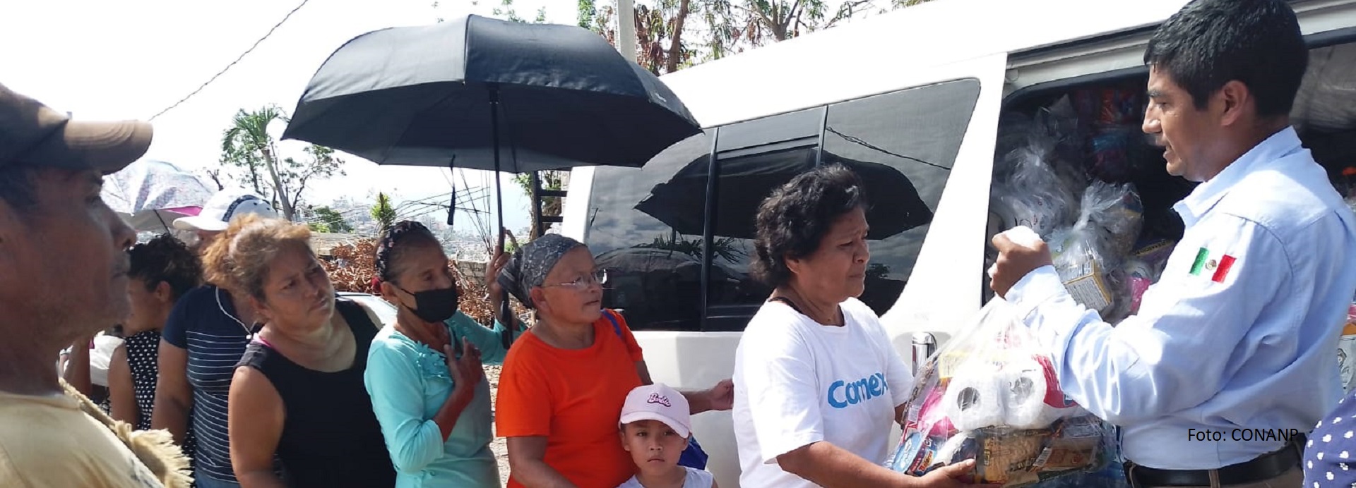 personal de conanp entrega ayuda a damnificados de El Veladero