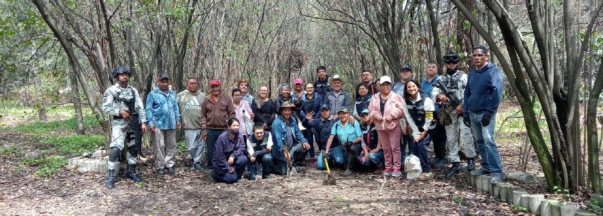 ejidataios de los remedios posando par foto después de su faena mensual de limpieza dentro del parque nacional los remedios