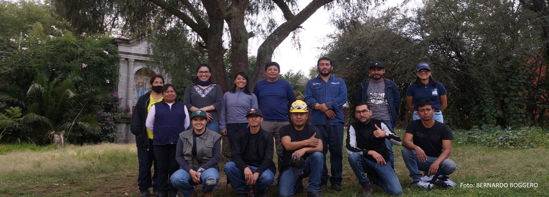 grupo de personas posando para foto fuera de las oficinas ejidales de los remedios