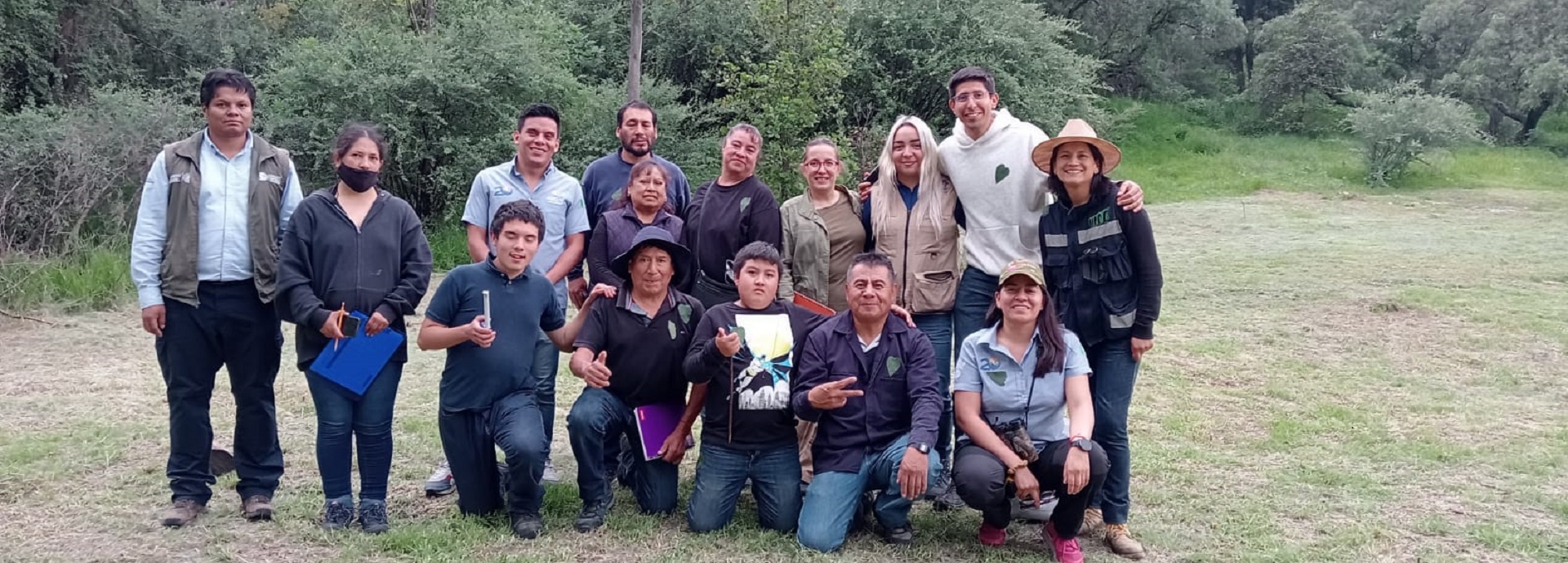 ejidataios de los remedios posando par foto después de su faena mensual de limpieza dentro del parque nacional los remedios