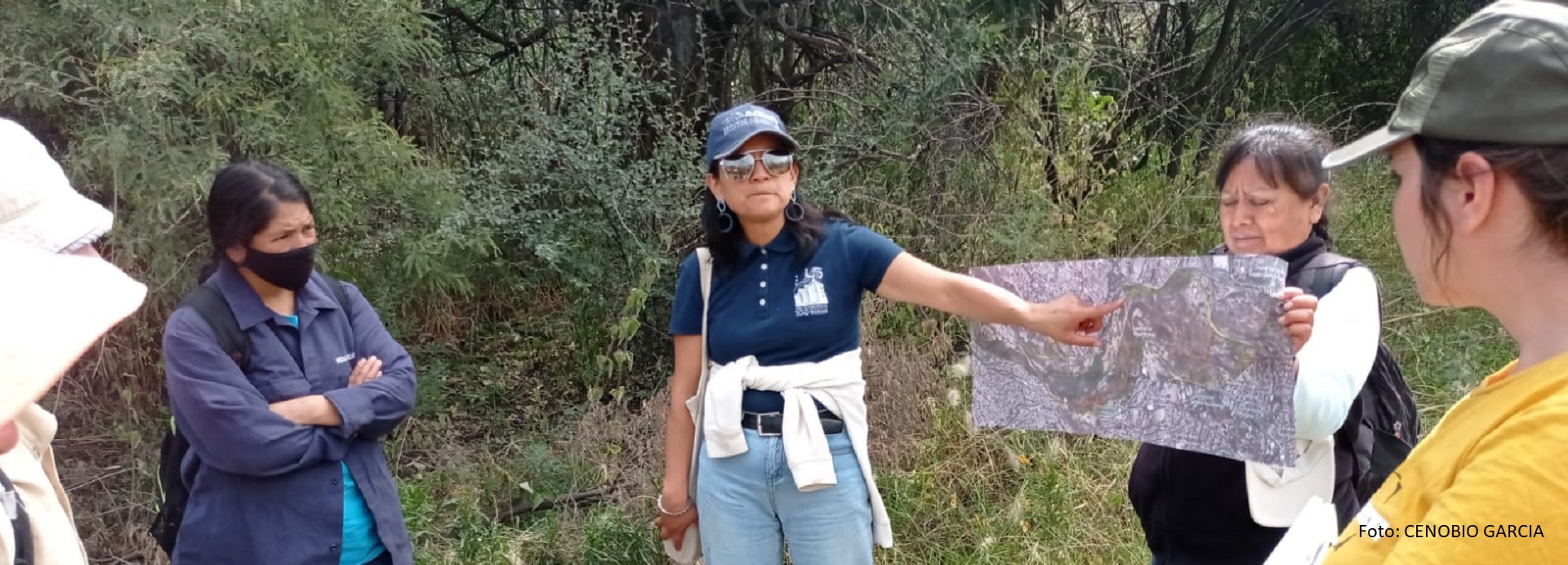 dos jóvenes en el campo